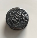 Forsølvet silver platted pilleboks med bonderomantisk relieff motiv thumbnail