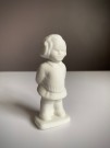Liten pike, figur/ skulptur i hvitt uglasert steingods/ porselen - 1950/ 60 tallet thumbnail