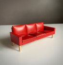 Lundby dukkehus møbler tilbehør 1:18 - Rød skai/ skinn sofa (5148) 1960 tallet thumbnail