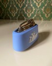 Ronson Wedgwood bordlighter med blå Jasperware base England 1970-tallet thumbnail