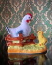 Påskedekor hønemor med kylling nostalgisk shabby chic porselensfigur  1950/ 60 tallet thumbnail