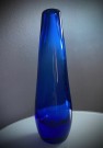 Blå, liten og slank - vase i blått kunstglass thumbnail