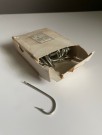 Landhandel Mustad-Harwich kroker nr 7 kval 7295 i original eske - O. Mustad & Sön Oslo Norge 1960 tallet thumbnail
