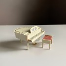 Lundby dukkehus møbler tilbehør 1:18 - Hvitt flygel/ piano med Royal krakk (4317) 1980 tallet thumbnail