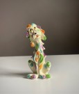 Cartoon kitsch hundefigur i flerfarget glasert steingods thumbnail