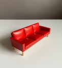 Lundby dukkehus møbler tilbehør 1:18 - Rød skai/ skinn sofa (5148) 1960 tallet thumbnail