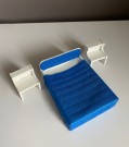 LISA/ Lundby dukkehus møbler tilbehør 1:18 - hvit dobbeltseng med nattbord soverom 1980 tallet thumbnail