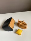 Lundby dukkehus møbler tilbehør 1:18 - Leather classic funiture sett (60.2023), sofa og bord 2000 tallet thumbnail