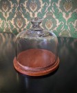 Liten mini osteklokke glassklokke kuppel i klart glass med fat i heltre teak thumbnail