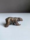 Miniatyr isbjørn figur i kobber/ patinert metall thumbnail