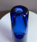 Blå, liten og slank - vase i blått kunstglass thumbnail