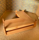 LISA dukkehus møbel tilbehør 1:18 - Natura dagligstue brun skai hjørnesofa lenestol og bord (No 240) 1970 tallet thumbnail