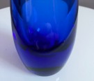 Blå, liten og slank - vase i blått kunstglass thumbnail