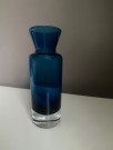 Kornblomst, mountainblue blå vase i kunstglass - Willy Johansson Hadeland glassverk 1970 tallet thumbnail