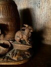 Antikk tobakksboks tobacco jar Black Forest design beholder håndskåret edeltre hane hare trefigur treskulptur Franrike  thumbnail