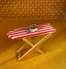 Lundby dukkehus møbel tilbehør 1:18 - Strykebord og strykejern (60.5035) 2000 tallet thumbnail