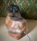 Art Deco bordlampe figurlampe alabast stein og patinert metalldekor/ hundefigur 1920-1940 tallet thumbnail