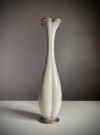 Høyhalset vase i keramikk med gullkant - AWF Arnold Wiigs Fabrikker Halden Norge 1950/60 tallet thumbnail