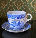 Antikk bartekopp kaffekuvert i hvitt porselen med blå dekor og gull kant/ detaljer 1890-tallet thumbnail