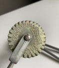 Kjøkkenutstyr/ kjøkkentøy kake/ baketrinser i stål og aluminium- Høyang Norge 1950 tallet thumbnail