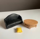 Lundby dukkehus møbler tilbehør 1:18 - Leather classic funiture sett (60.2023), sofa og bord 2000 tallet thumbnail