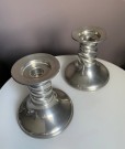Brutalistisk eleganse - lysestaker i Tinn thumbnail