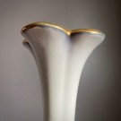 Høyhalset vase i keramikk med gullkant - AWF Arnold Wiigs Fabrikker Halden Norge 1950/60 tallet thumbnail