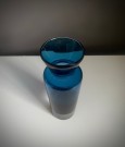 Kornblomst, mountainblue blå vase i kunstglass - Willy Johansson Hadeland glassverk 1970 tallet thumbnail