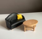 Lundby dukkehus møbler tilbehør 1:18 - Leather classic funiture sett (60.2023), sofa og bord 2000 tallet thumbnail