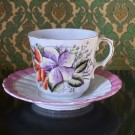 Antikk bartekopp kaffekuvert i hvitt porselen med håndmalt blomster motiv, rosa lusterglasur og gullkant 1890-tallet thumbnail