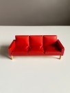 Lundby dukkehus møbler tilbehør 1:18 - Rød skai/ skinn sofa (5148) 1960 tallet thumbnail