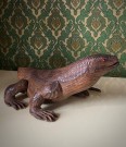 Stor håndlaget øgle reptil i edeltre thumbnail