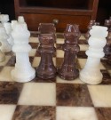 Sjakksett chess sjakkbrikker og spillebrett i brun/hvit alabast onyx mineral/stein thumbnail