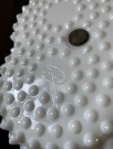 Hobnail pattern glass serveringsskål/ fat i melkehvitt opaline pressglass - Fenton Art Glass Company USA 1970 tallet thumbnail