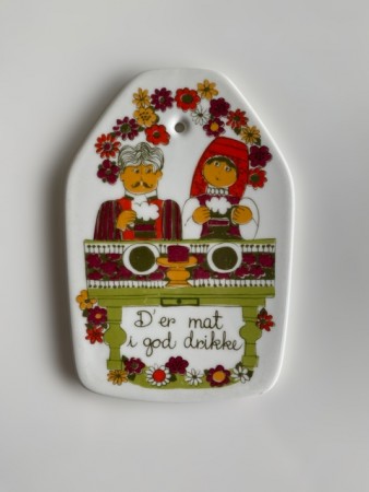 Folklore Turi-design veggplett/ veggdekor i porselen - Turi Oliver FF Figgjo Fajanse Norway Norge 1970 tallet