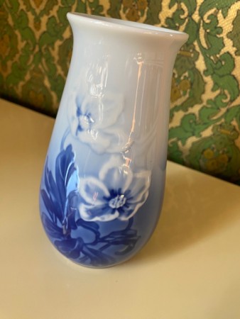 Julerose hvit/ blå håndmalt vase i porselen 678 - Louise & Hallin Bing & Grøndahl B&G Copenhagen Denmark 1930-1980
