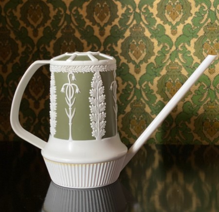 1,5 liters kitsch vann/ blomsterkanne i mosegrønn/hvit plast Wedgwood style- DIALENE Better-Maid England 1960/70 tallet