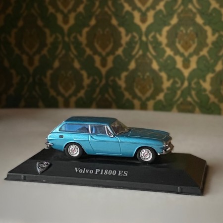 Aqua ice blue metallik blå VOLVO P1800 ES modellbil på sokkel 1:43 - Atlas Collections