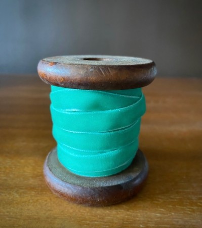 Stor spole/ snelle i edeltre med turkis velurbånd 