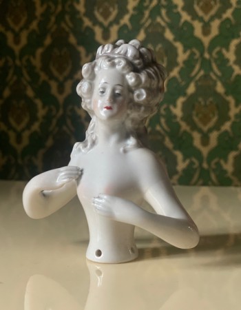 Rokokko half doll dukkebyste i porselen