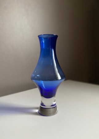 Vase i blått/ transparent kunstglass - Magnor Glassverk Norge, 1960 tallet