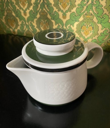 Taffel ildfast porselens kanne/ mugge med lokk og relieff dekor P555 Olle Alberius Rörstrand Sweden Sverige 1970-tallet