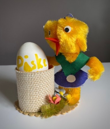 Påskepynt/ dekor/ eggeholder kyllingfigur av piperens og papp - 1950/ 60 tallet