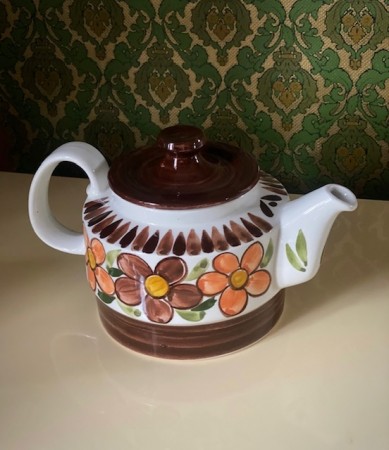 Brun/hvit tekanne med blomstermotiv håndmalt kunstflint - Inger Waage Stavangerflint Norge Norway 1960/ 70 tallet