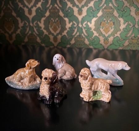 Miniatyr små samlefigurer hunder i glasert steingods settekasse England 1980-tallet