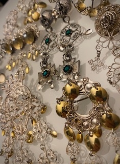 Gull/ sølv/emaljerte smykker og gjenstander