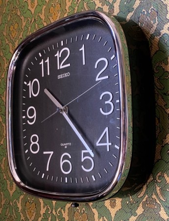 SEIKO QUARTZ svart batteridrevet veggklokke/ veggur - SEIKOSHA CO LTD Japan 1970/ 80 tallet