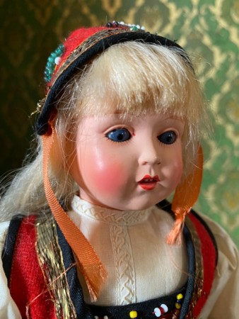 Skilpadde celluloid sovedukke med hardangerbunad - Rheinische Gummi & Celluloid Fabrik Co Germany Tyskland 1900 tallet
