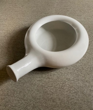 Medisinsk utstyr urinbekken bedpan potte i hvit porselen/ steingods