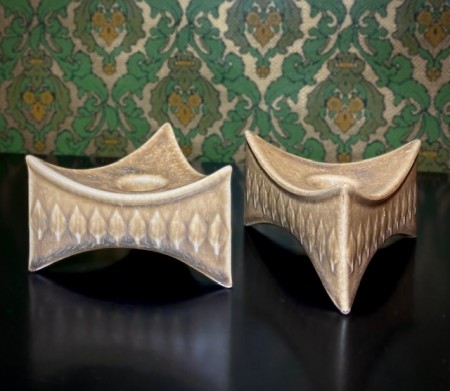 Relief enkle lysestaker glasert steingods Jens Quistgaard Kronjyden/ B&G Bing & Gröndahl Denmark 1960-tallet